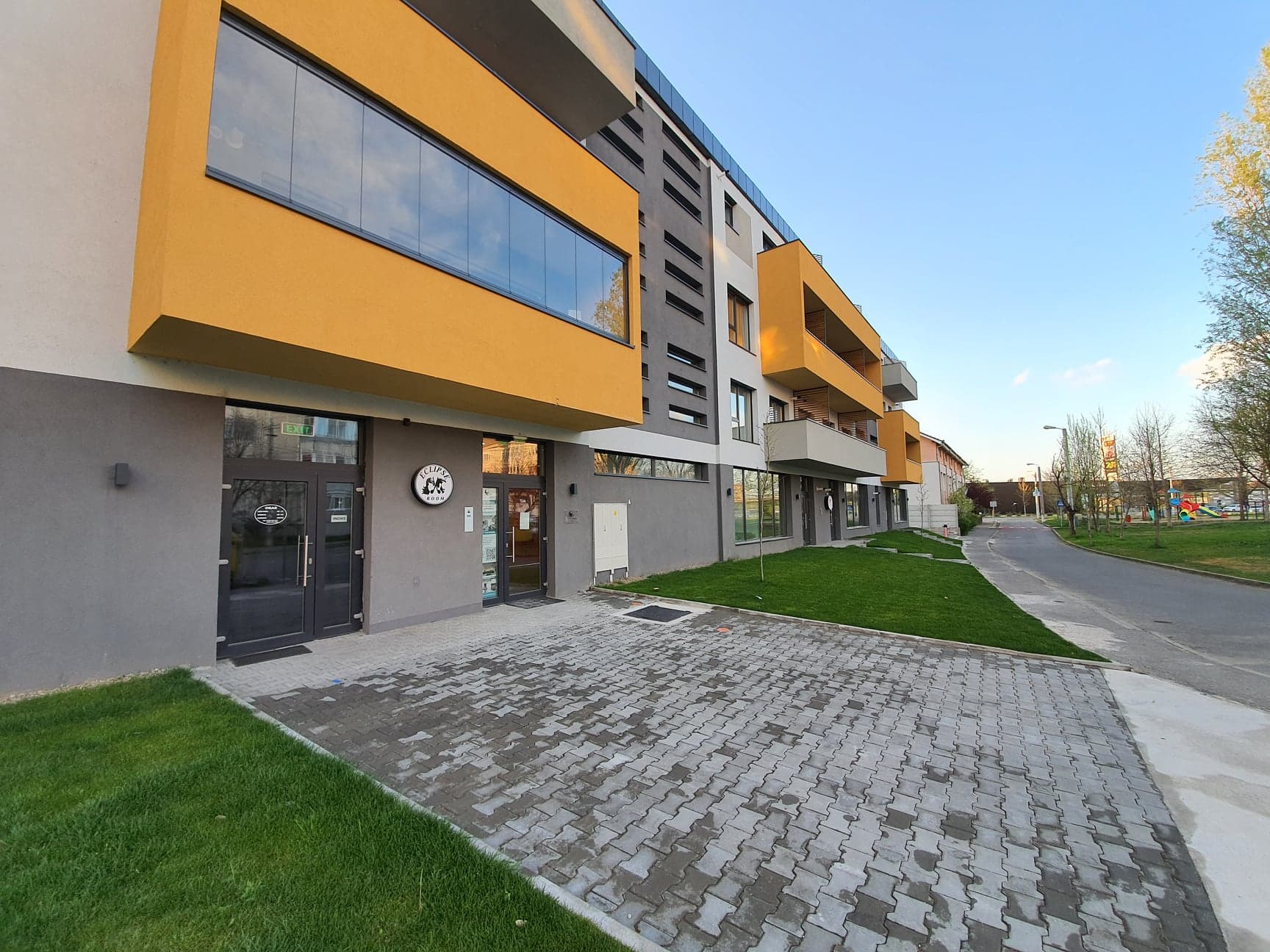 Spatiu comercial de inchiriat, bloc nou, central – SC0098