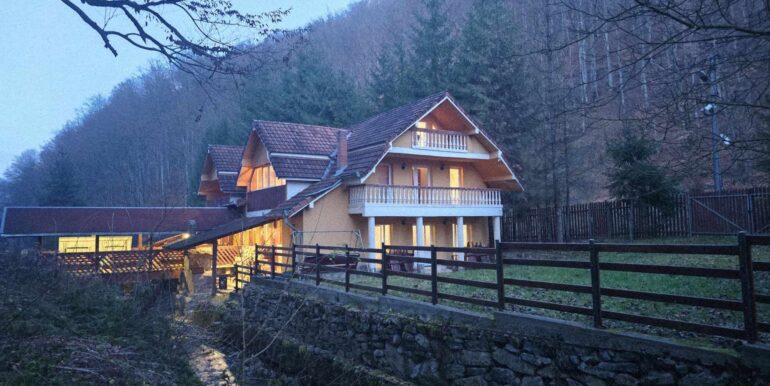 CV0524-Casa Pensiune, doua imobile intr-unul singur de vanzare, Valea Bratcutei, Bihor-01
