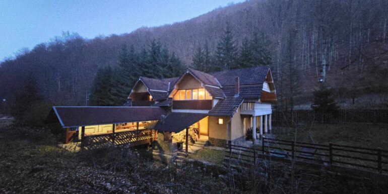 CV0524-Casa Pensiune, doua imobile intr-unul singur de vanzare, Valea Bratcutei, Bihor-04
