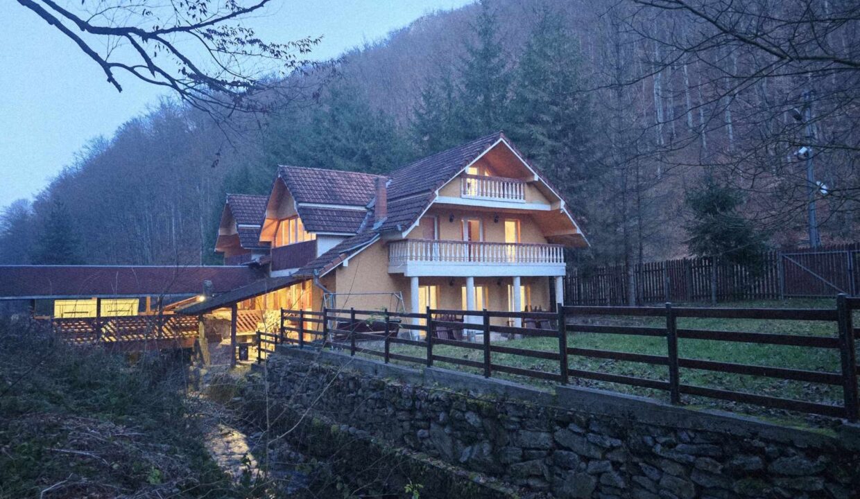 CV0524-Casa Pensiune, doua imobile intr-unul singur de vanzare, Valea Bratcutei, Bihor-01