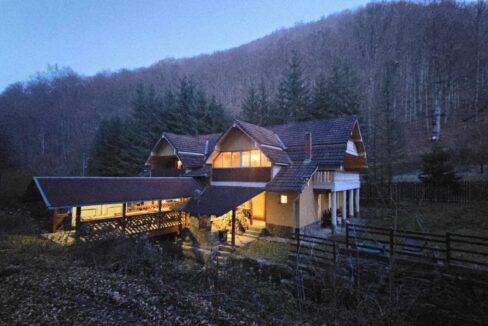 CV0524-Casa Pensiune, doua imobile intr-unul singur de vanzare, Valea Bratcutei, Bihor-04