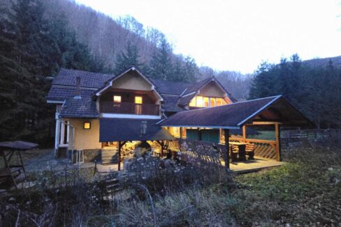 CV0524-Casa Pensiune, doua imobile intr-unul singur de vanzare, Valea Bratcutei, Bihor-09