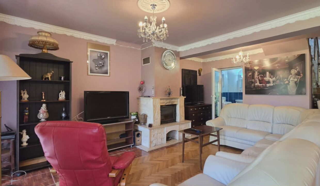 CV0524-Casa Pensiune, doua imobile intr-unul singur de vanzare, Valea Bratcutei, Bihor-11