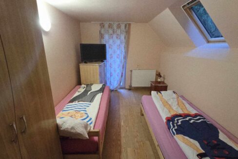 CV0524-Casa Pensiune, doua imobile intr-unul singur de vanzare, Valea Bratcutei, Bihor-69